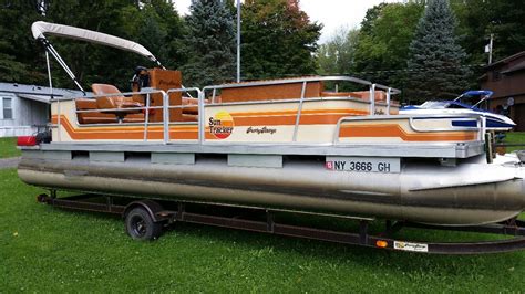 Sun Tracker Party Barge for Sale