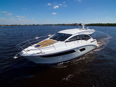 Luxury Living on the Water: What to Expect from a 2017 Sea Ray 400 Sundancer