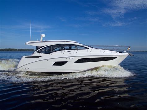 The Evolution of the Sea Ray 400 Sundancer: What Sets the 2017 Model Apart