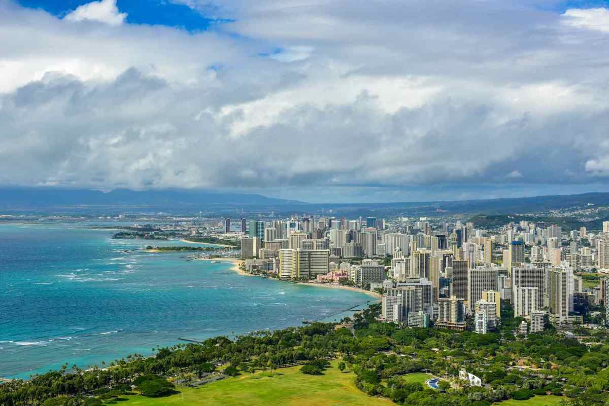 Hawaiian Bus Drivers Light Up a ‘Shaka’ Sign if You Let Them Merge