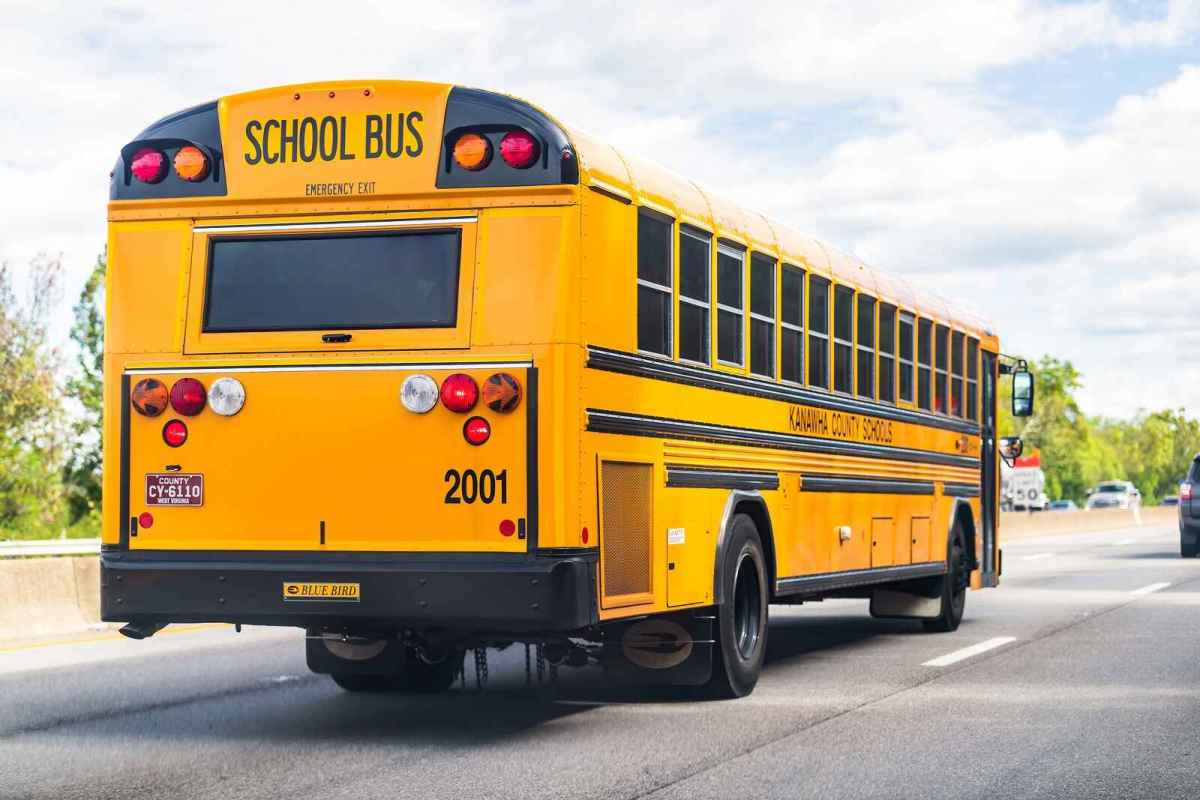 5 High School Students Work Together to Stop Moving Bus and Save Driver