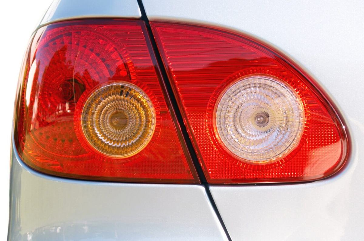 The Color of Your Turn Signals Could Make You More Likely To Have a Crash