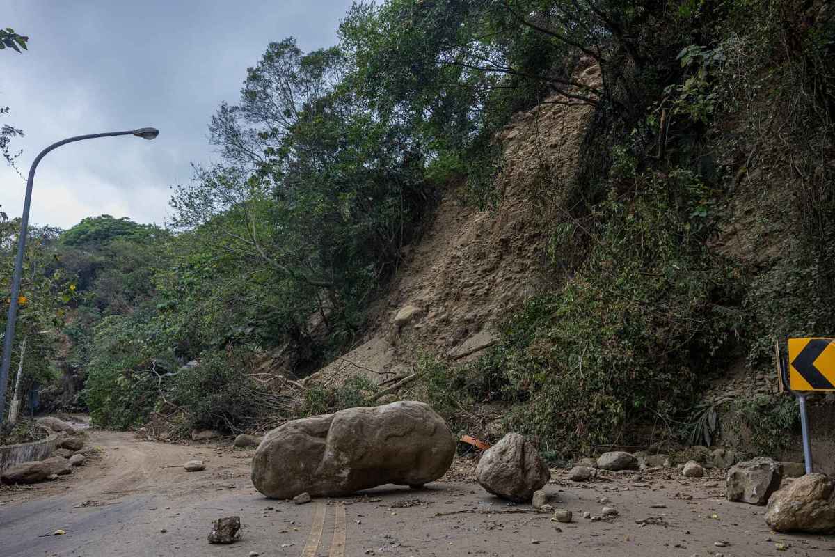 Dashcam Footage Shows How Dangerous Driving Near a Mountain During an Earthquake Is
