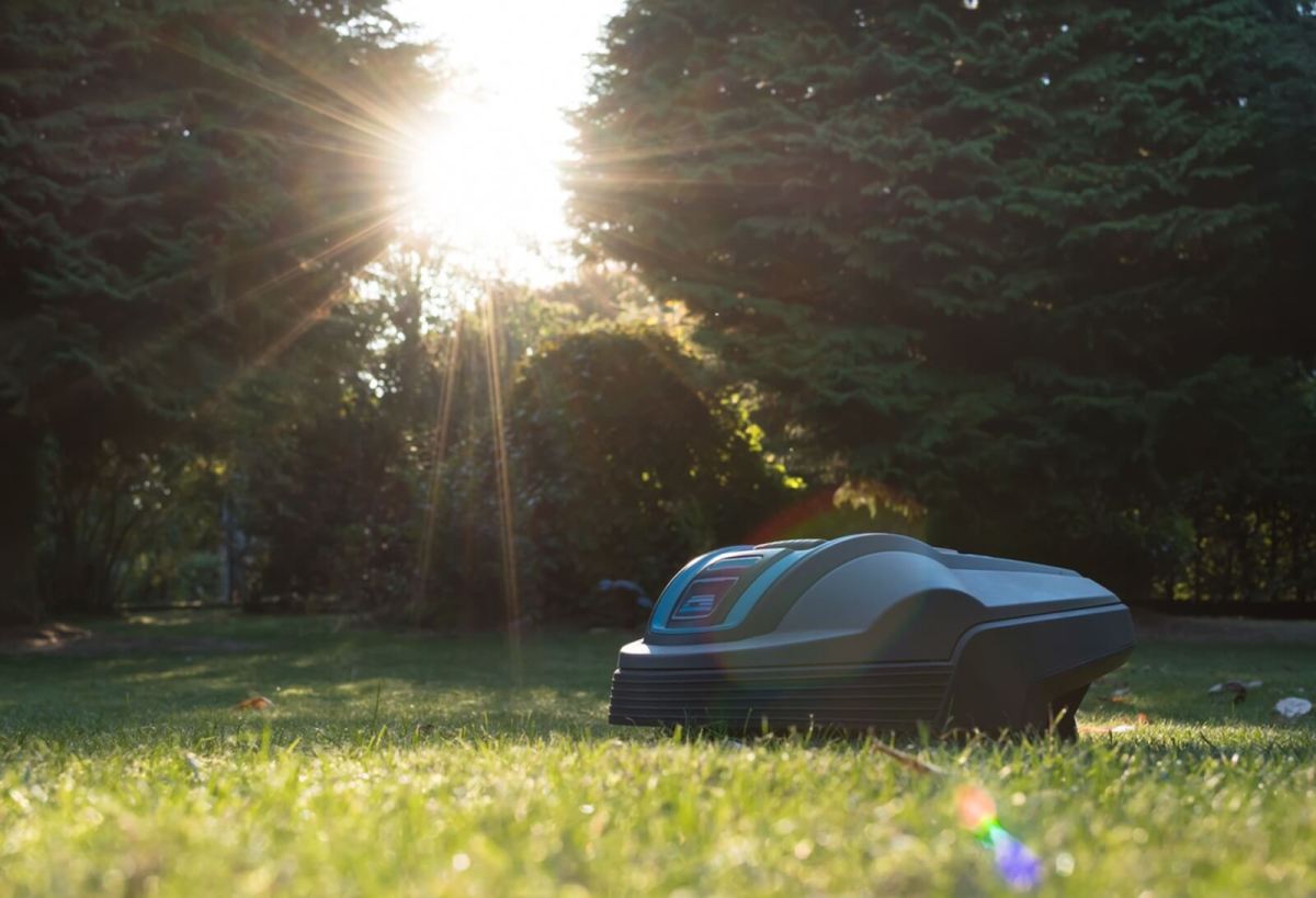 Robot Lawn Mowers Are Getting Better But Prices Keep Them Out of the Everyman's Hands