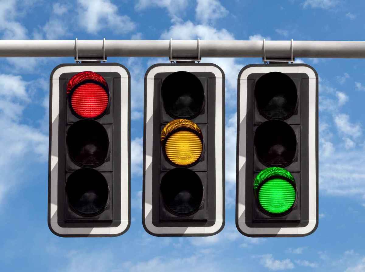 A 4th Traffic Light Color Might Help Us Get Along with Autonomous Vehicles, Expert Says